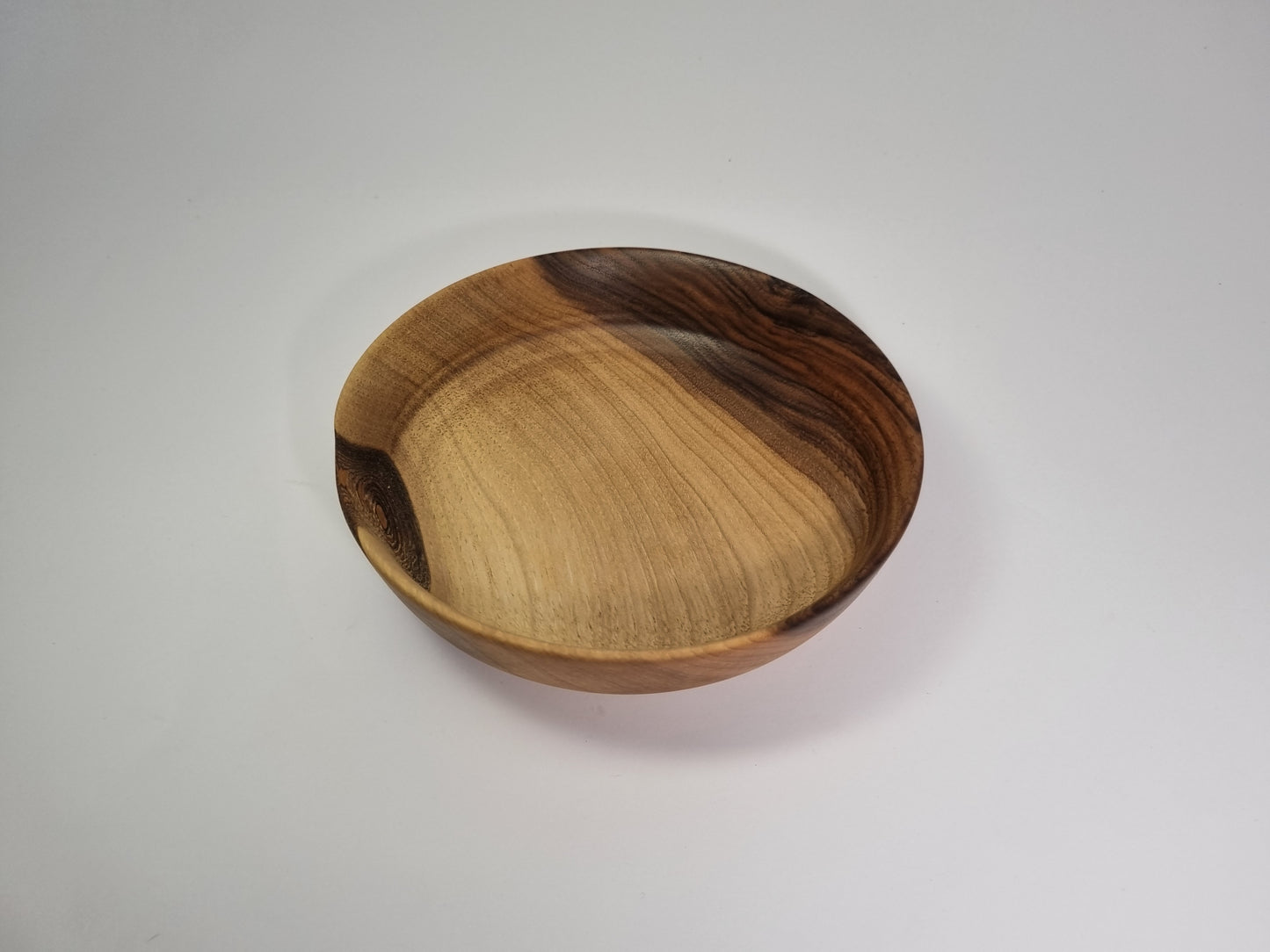 Walnut Low Bowl with Bark (15cm)